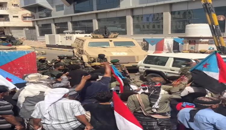 احتشاد جماهيري أمام 
