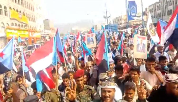 يافع لبعوس تجدد التفويض للزبيدي وترفض الوصاية في مسيرة حاشدة

