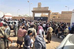 احتجاجات قبلية في عتق تطالب باستبعاد مدانين بالإرهاب من صفقة تبادل الأسرى