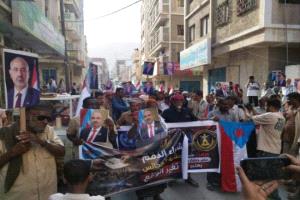 حشود المكلا تنظم مسيرة شعبية وتعلن مواقفها من التطورات السياسية