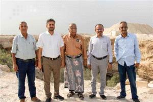 مدير عام مياه ساحل حضرموت يتفقد محاجر غيل باوزير ضمن لجنة لدراسة آثارها البيئية
