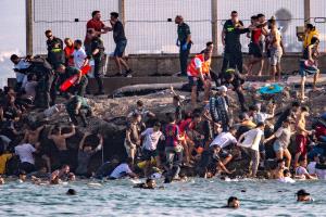 الشرطة الإسبانية: آلاف المهاجرين عبروا الحدود بين المغرب وسبتة خلال الليل