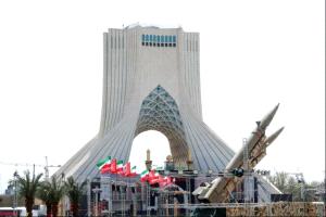 هدوء هش بين واشنطن وطهران بعد توقف الضربات وبدء مسار تفاوضي
