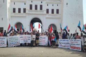 رفضاً للمساس بالأمن والقضاء.. وقفة احتجاجية حاشدة في "الشحر" ترفض الإفراج عن مدانين بالإرهاب