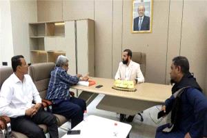 محافظ أبين يبحث أولويات صيانة الطرق ويؤكد تسريع تنفيذ مشاريع البنية التحتية