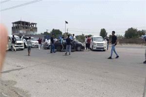 طلاب بجامعة العاصمة عدن يقطعون طريق الحسوة مؤقتاً احتفالاً بانتهاء العام الدراسي