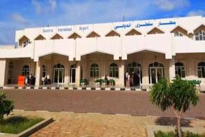 لجنة حكومية تزور مطار سقطرى لبحث مطالب الموظفين ومعالجة الإشكالات