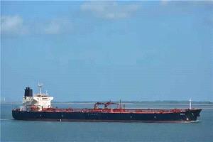 السعودية تُعلن استهداف سفينة تجارية تابعة لها في البحر الأحمر دون وقوع إصابات