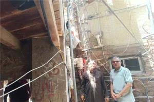 مدير عام مديرية المعلا يتفقد موقع انهيار ممر إحدى العمائر في حي الكبسة 