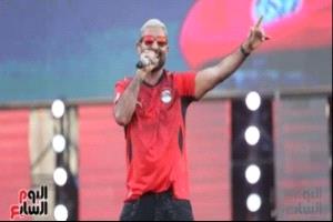 أحمد سعد يشعل أجواء المشجعين قبل قمة مصر والأرجنتين بأغاني الحماس