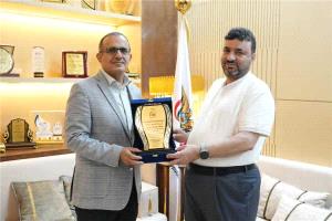 وزير الصحة يكرّم مدير مستشفى كرى العام تقديراً لتميزه في تطوير الأداء والخدمات الصحية