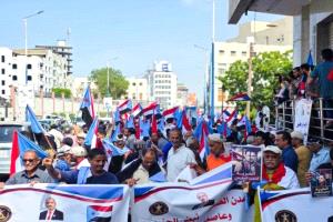 عدن تشهد تحركاً شعبياً واسعاً وسط مطالب بتحسين الخدمات ورفض التدخلات الخارجية
