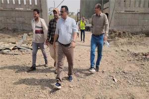تفقد موقع إنشاء أول محطة لتحلية مياه البحر في العاصمة عدن