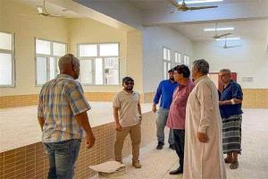 مدير عام صيرة يتفقد الأعمال النهائية لتأهيل مدرسة الطويلة استعدادًا لاستقبال الطلاب بعد توقف 14 عامًا