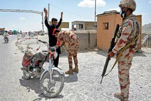مقتل 15 شخصًا وإحباط هجوم مسلح على حاجز أمني في شمال غربي باكستان