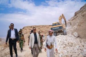 بن الوزير يتابع تقدم مشروع عقبة خفعة ويوجه برفع وتيرة الإنجاز