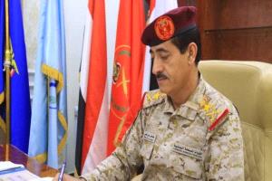 وزير الدفاع اليمني يؤكد جاهزية القوات ويحذر من التصعيد الحوثي
