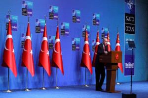 هدية أردوغان لقادة الناتو تثير الاهتمام.. مسدسات بأسماء الزعماء