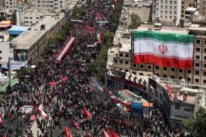 دفن خامنئي في مشهد وسط تساؤلات حول ظهور خليفته مجتبى
