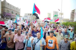 وقفة ومسيرة حاشدة في المنصورة تجدد التفويض للزُبيدي وتُعلن رفض الوصاية وحرب الخدمات