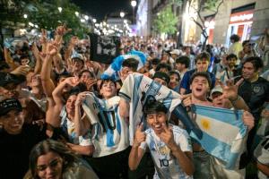 جماهير الأرجنتين تحوّل نيويورك إلى معقل لدعم ميسي ورفاقه قبل النهائي