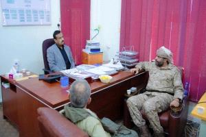 محافظ شبوة يؤكد على رفع الجاهزية العسكرية في جبهة بيحان - حريب