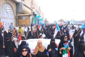 مسيرة نسوية في لحج تطالب بتحسين الأوضاع وتؤكد استمرار التصعيد السلمي