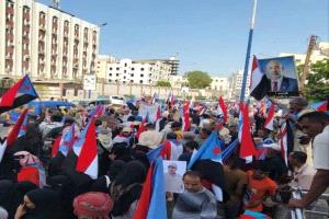 عدن تشهد حشودًا شعبية تؤكد استمرار التصعيد السلمي وتطالب بتحسين الخدمات