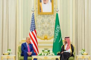 محمد بن سلمان وترامب يناقشان تطورات المنطقة والمفاوضات الأميركية الإيرانية