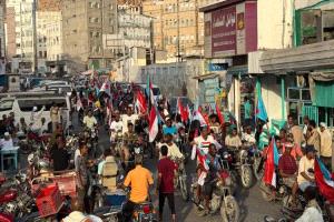مسيرة شبابية بالدراجات النارية في المكلا للمطالبة بتحسين الخدمات