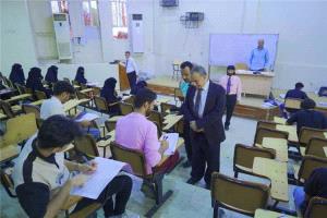 بمشاركة 5500 طالب وطالبة.. رئيس جامعة عدن يتفقد امتحانات العلوم الإدارية ويؤكد: جودة التعليم بوابتنا للمستقبل