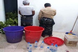 القوات الخاصة تضبط مصنعاً للخمور وتلقي القبض على شخصين بمدينة عتق