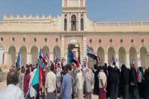 احتجاجات في تريم تطالب بتشديد العدالة وتحسين الخدمات الأساسية