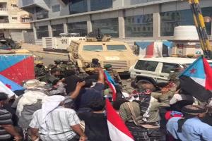 احتشاد جماهيري أمام "معاشيق" بعدن تلبيةً لدعوة الهيئة العليا للجيش والأمن