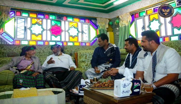 قيادات أمنية تزور الشيخ النقيب في عدن وتؤكد دعم وحدة الصف الجنوبي