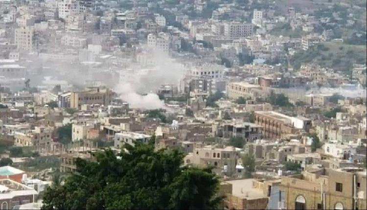 قصف حوثي يستهدف مناطق سكنية شمال تعز ويخلف أضراراً مادية