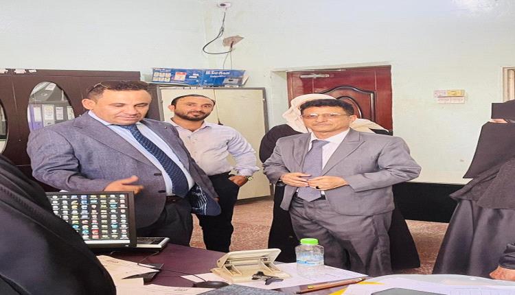 رئيس هيئة النقل البري يتفقد الانضباط الوظيفي في عدن ويشدد على سرعة إنجاز معاملات المواطنين