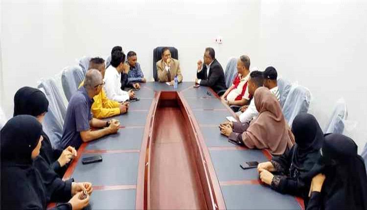 وكيل العاصمة عدن يشيد بانضباط موظفي التواهي ويؤكد أهمية استمرار وتيرة الأداء