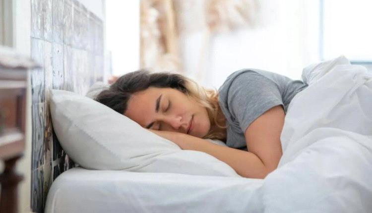 من الكيوي إلى الحليب الدافئ... أطعمة ومشروبات تساعدك على النوم