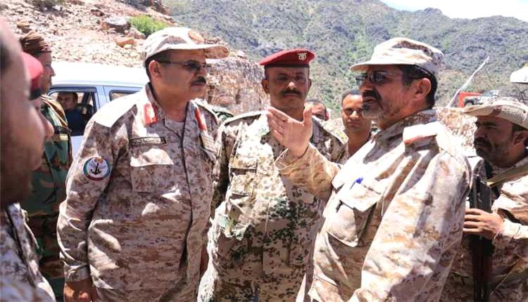 رئيس أركان المنطقة العسكرية الرابعة يطلع على جاهزية القوات في جبهات تعز
