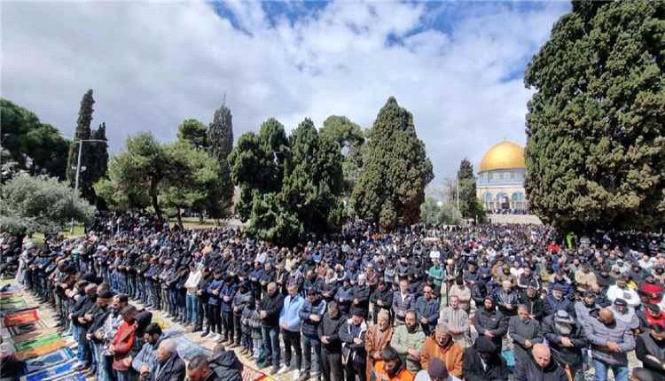 65 ألف مصلٍ يحيون صلاة الجمعة في المسجد الأقصى رغم القيود الإسرائيلية