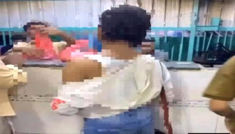 شرطة المكلا تحيل متهماً بمخالفة الذوق العام إلى النيابة بعد ضبطه في أحد الأحياء
