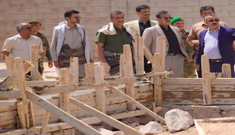 انطلاق مشروع إنشاء ثلاث قاعات جديدة بكلية المجتمع شبوة بدعم السلطة المحلية
