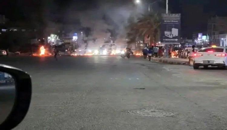 احتجاجات شعبية في المكلا بسبب تدهور خدمة الكهرباء وقطع طرق رئيسية