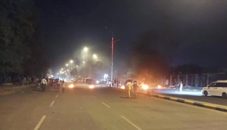 تصعيد شعبي في عدن.. محتجون يغلقون طريق قصر معاشيق بسبب أزمة الكهرباء