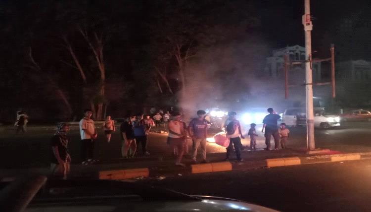 تصاعد الغضب في عدن.. محتجون يغلقون طريق معاشيق بسبب أزمة الكهرباء