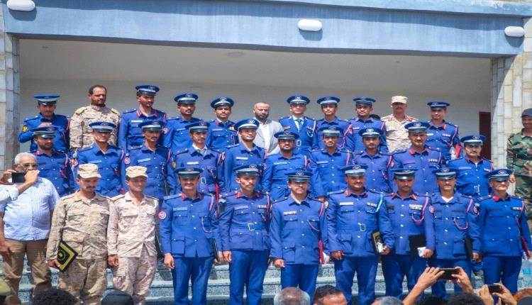 محافظ الضالع يكرّم الدفعة الـ34 من خريجي كلية الطيران والدفاع الجوي ويشيد بكفاءتهم العسكرية