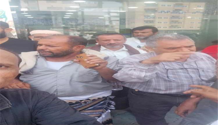موظفو البيضاء يحتجون أمام بنك إنماء بسبب تأخر صرف الرواتب