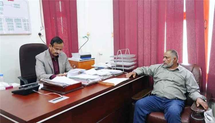 محافظ شبوة يؤكد دعم أسر الشهداء والمناضلين ويدعو إلى تحسين أوضاعهم المعيشية