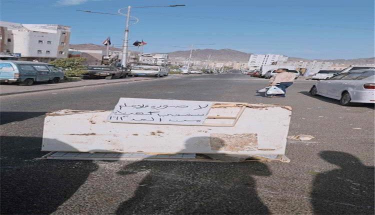 عصيان مدني في عدن يشل الحركة لساعات بسبب أزمة الكهرباء
